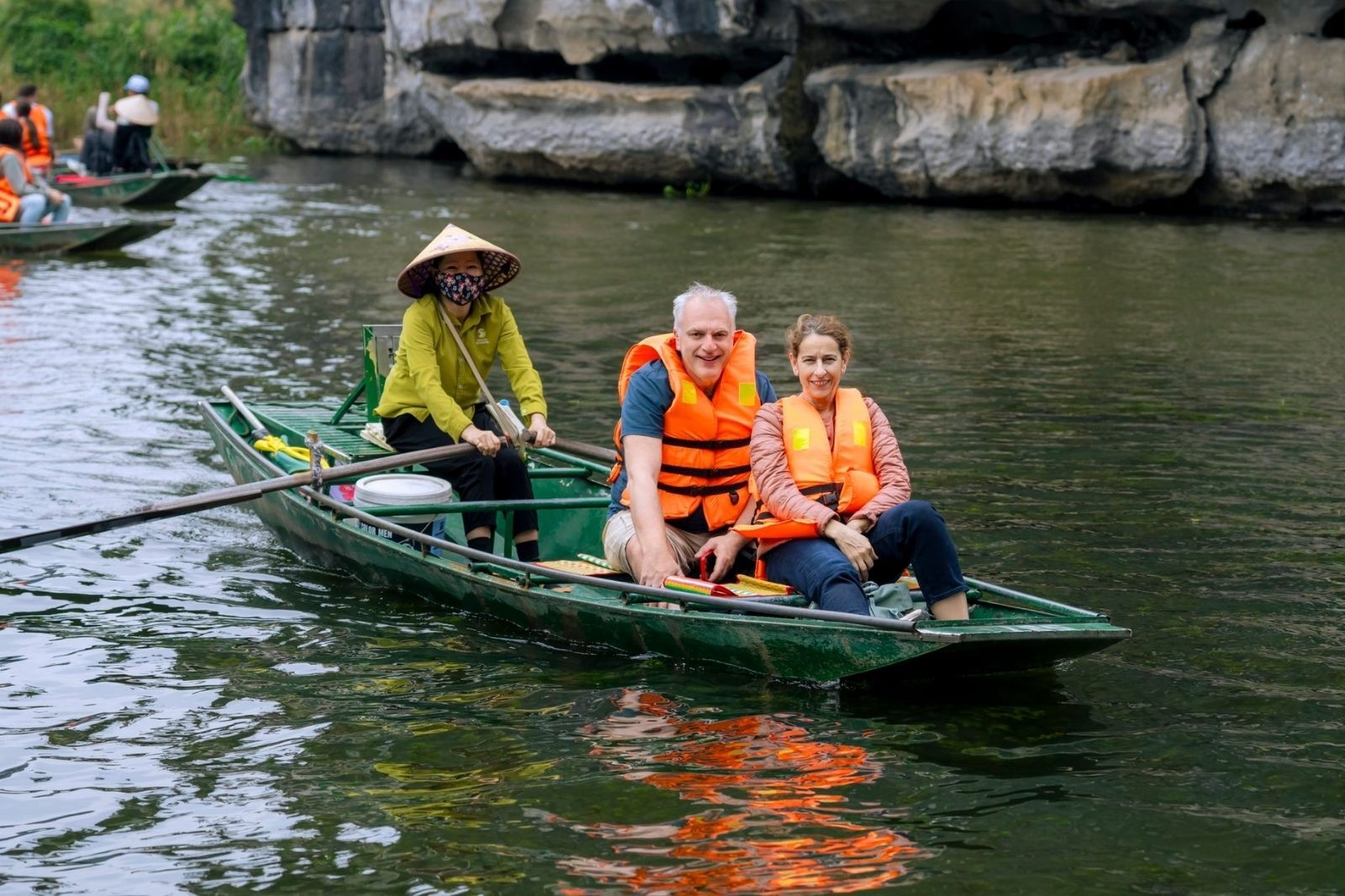 Mang áo phao an toàn khi đi thuyền trên sông Ngô Đồng