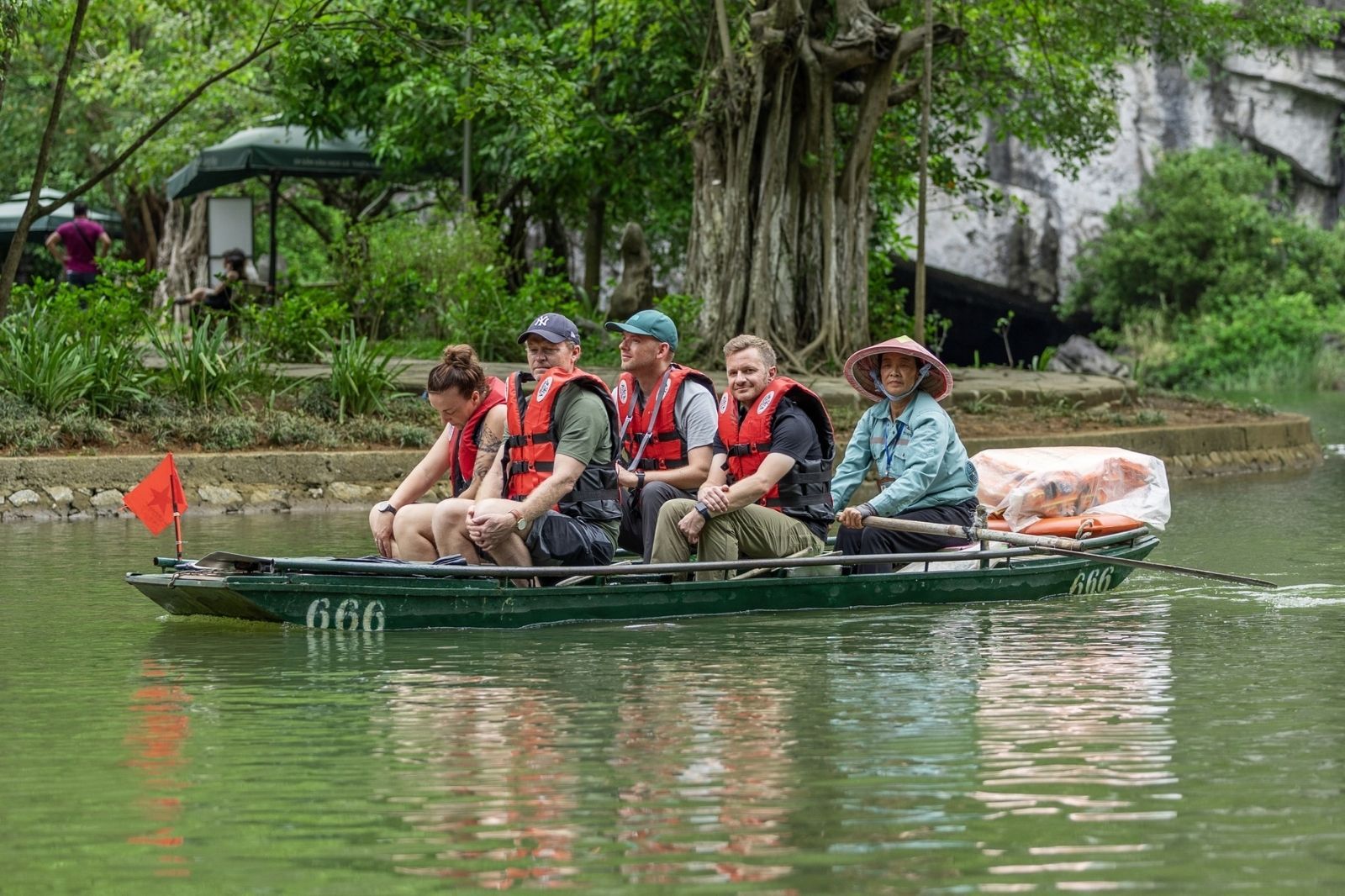 Đi thuyền tham quan di sản Tràng An 