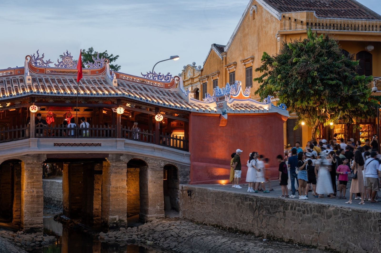 Tham quan di tích Chùa Cầu  