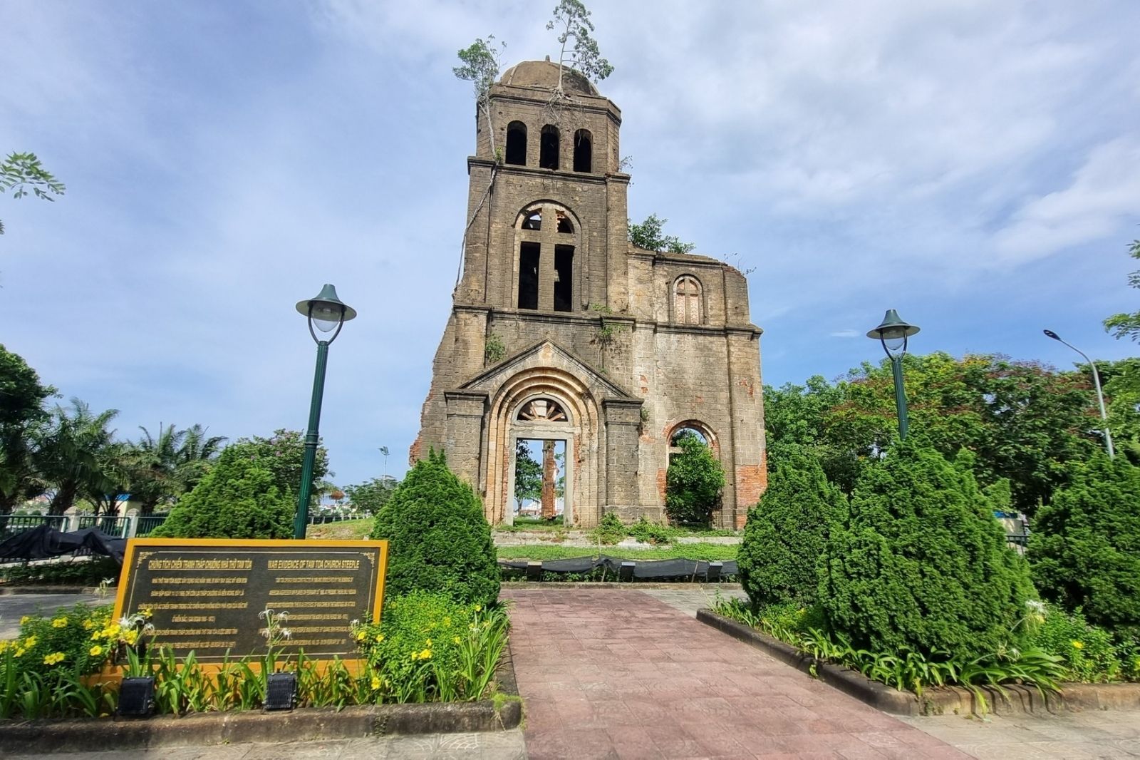 Di tích nhà thờ Tam Tòa còn sót lại với phần tháp chuông