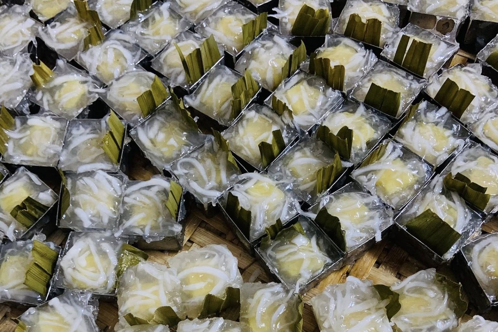 Du khách có thể mua bánh ở chợ hoặc các cơ sở sản xuất địa phương