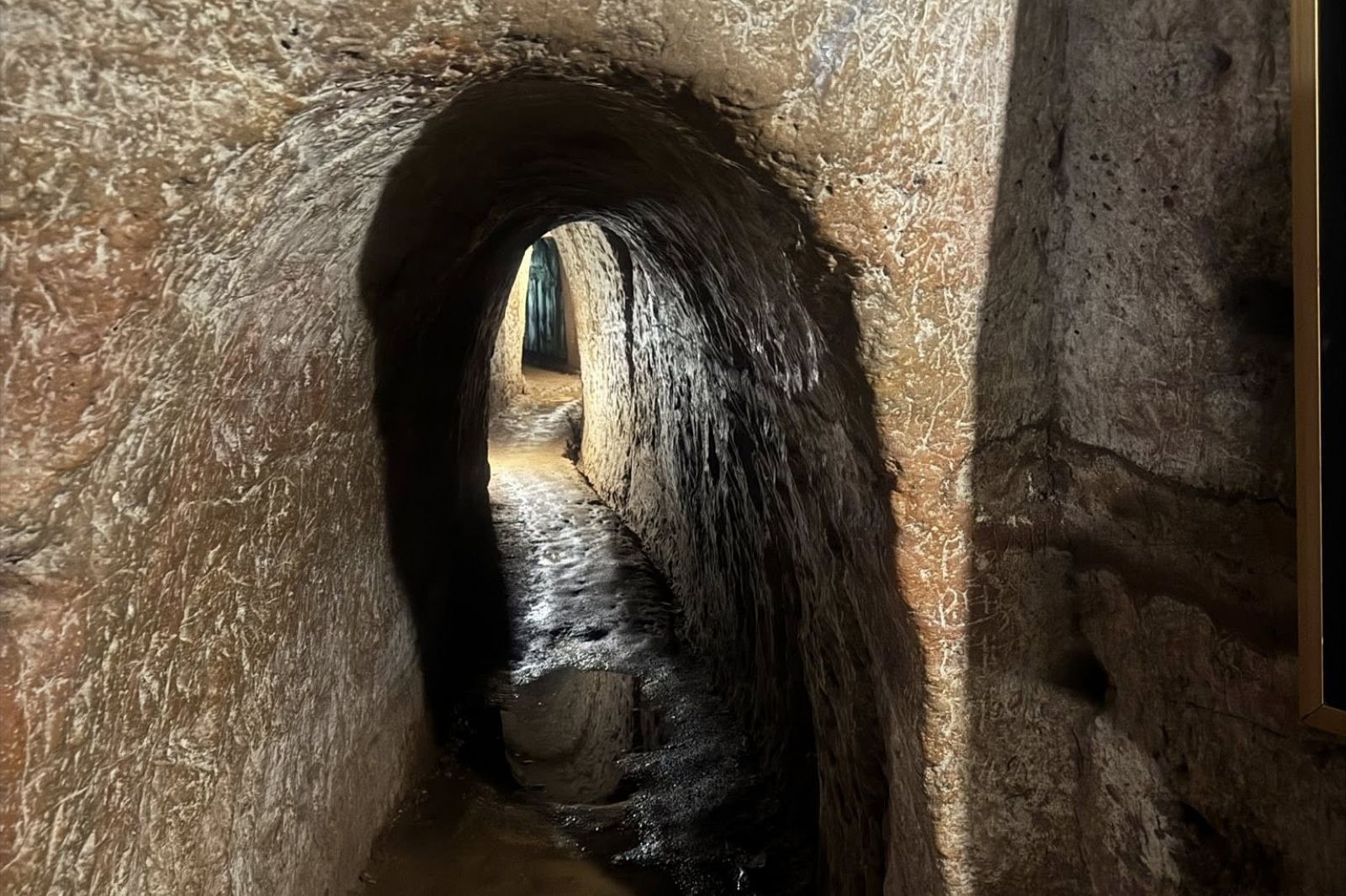 Địa đạo Vịnh Mốc là nơi trú ẩn và không gian sinh sống