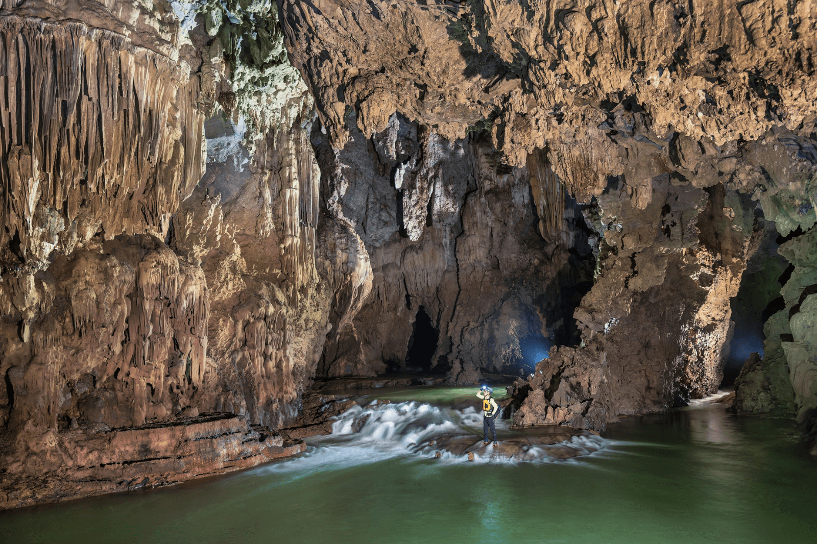 Địa hình Karst góp phần tạo nên các hang động kỳ bí 