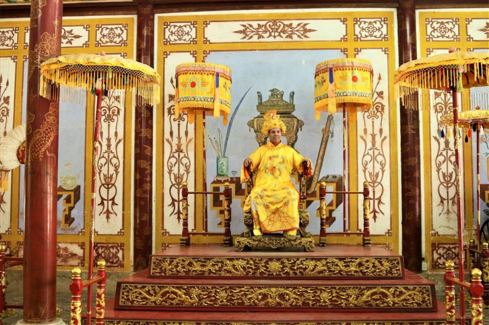 Dịch vụ chụp ảnh với ngai vàng ở Đại Nội 