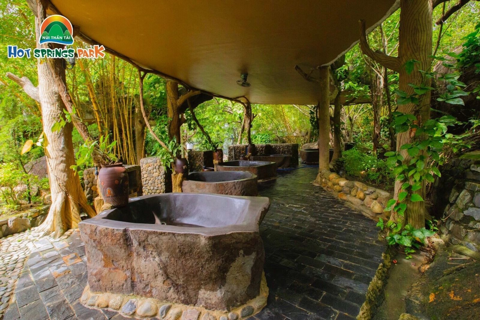 Núi Thần Tài có nhiều dịch vụ khác nhằm nâng cao trải nghiệm của du khách 