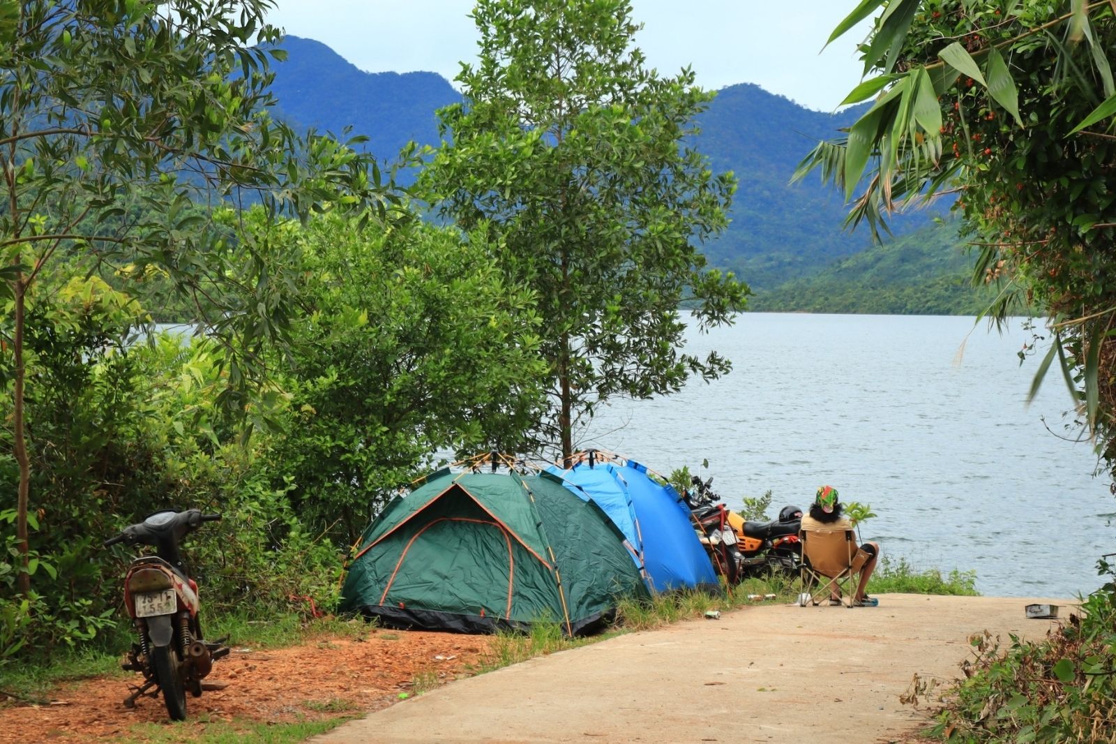 Điểm cắm trại ở hồ Truồi  