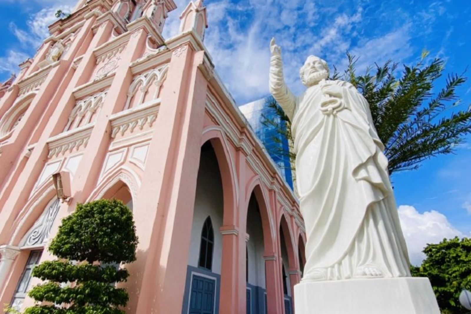 Nhà thờ con gà gần nhiều điểm tham quan nổi tiếng khác