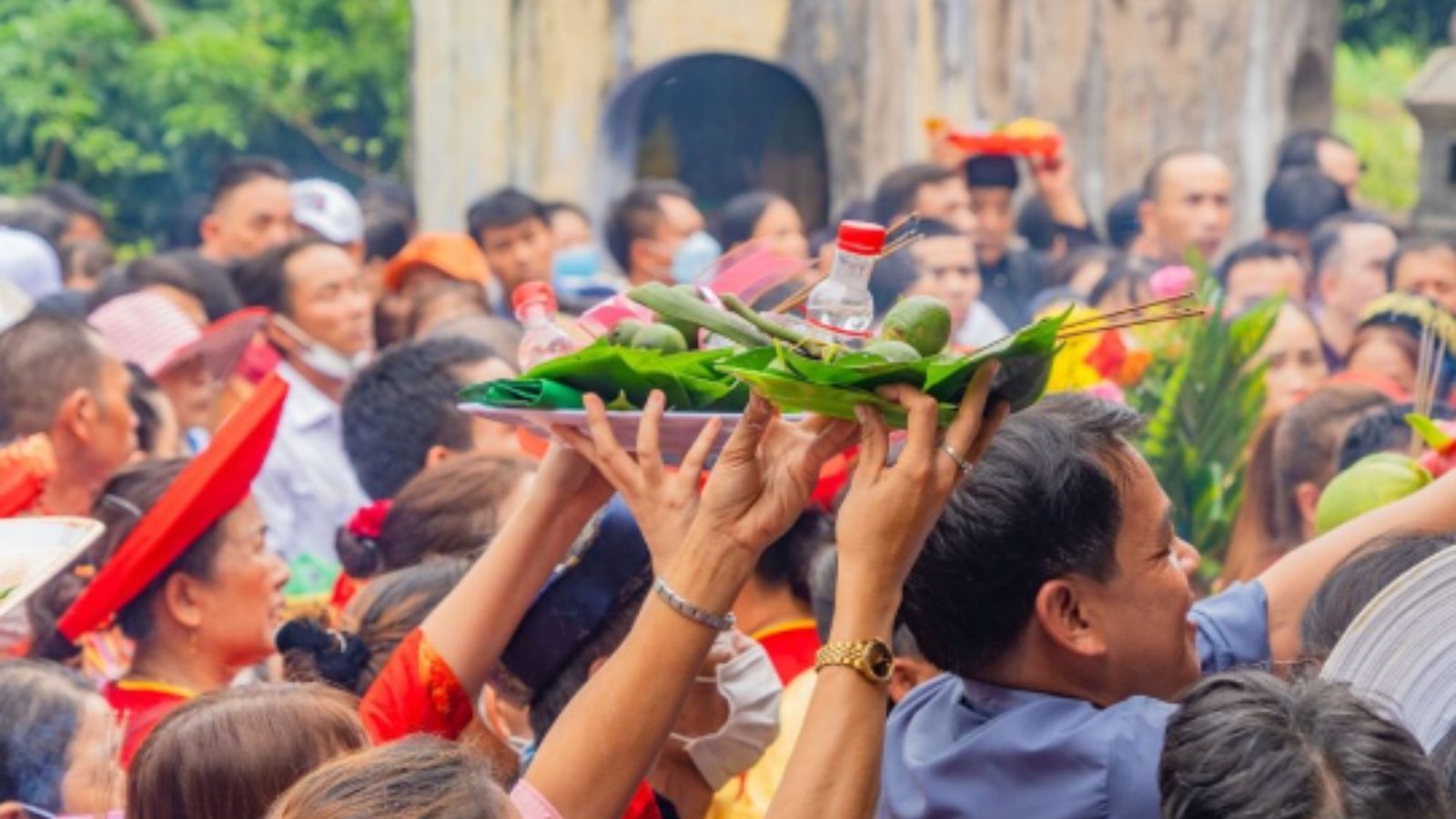 Người dân dâng lễ và cầu nguyện tại Điện Hòn Chén!