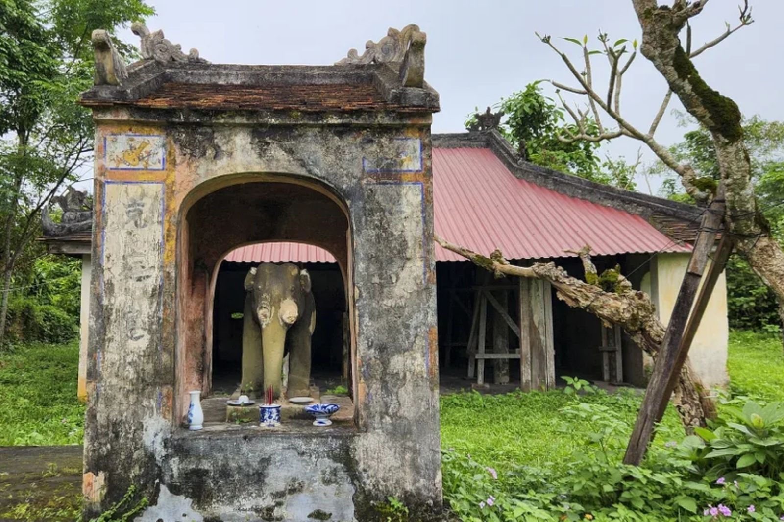 Điện thờ 4 con voi dũng cảm nhất thời Nguyễn