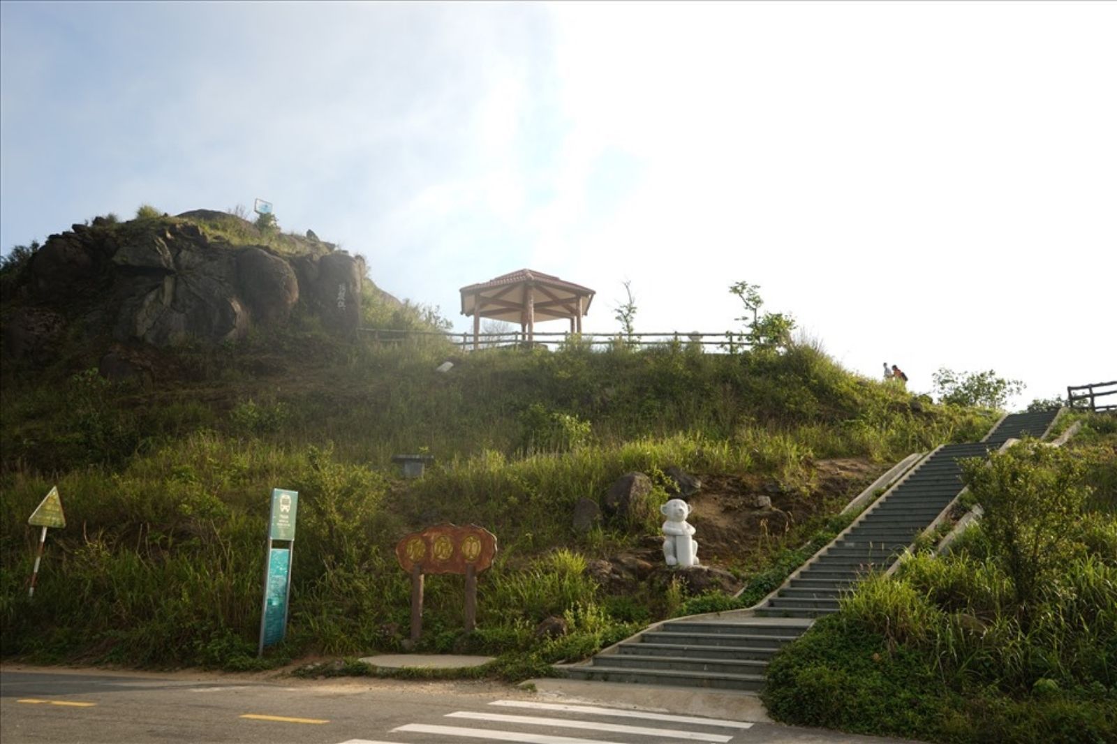 Đỉnh Bàn Cờ được xem là nóc nhà của bán đảo Sơn Trà