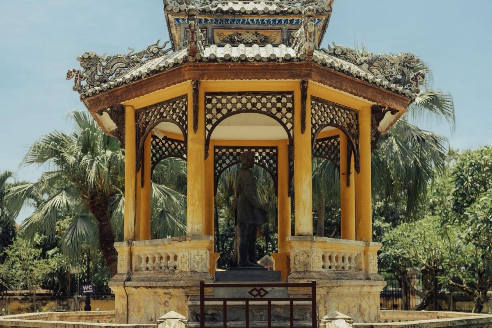 Đình Trung Lập nằm phía trước lầu Khải Tường  