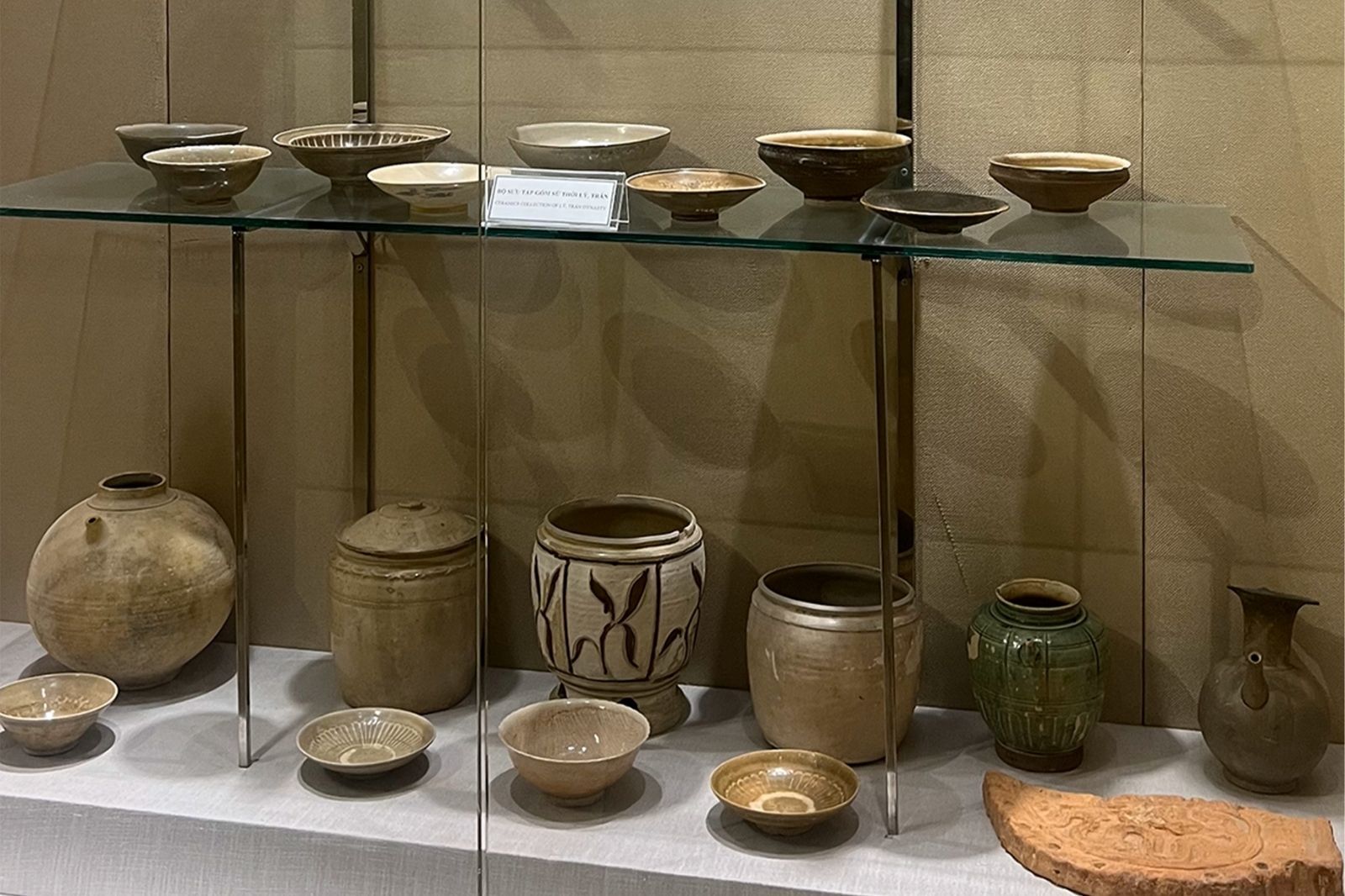 Đồ gốm được trưng bày trong bảo tàng 
