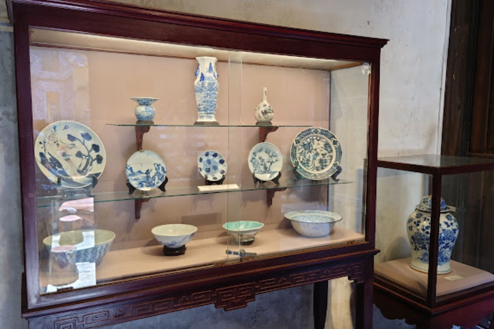 Đồ gốm được trưng bày bên trong các tủ kính  