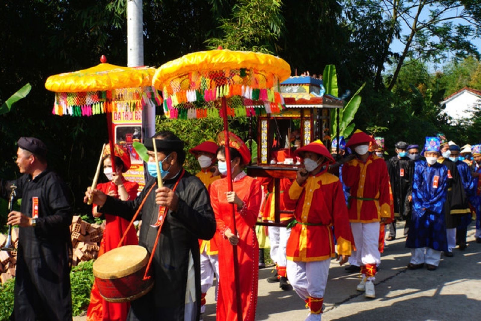Đoàn rước uy nghiêm trong lễ hội bà Thu Bồn  