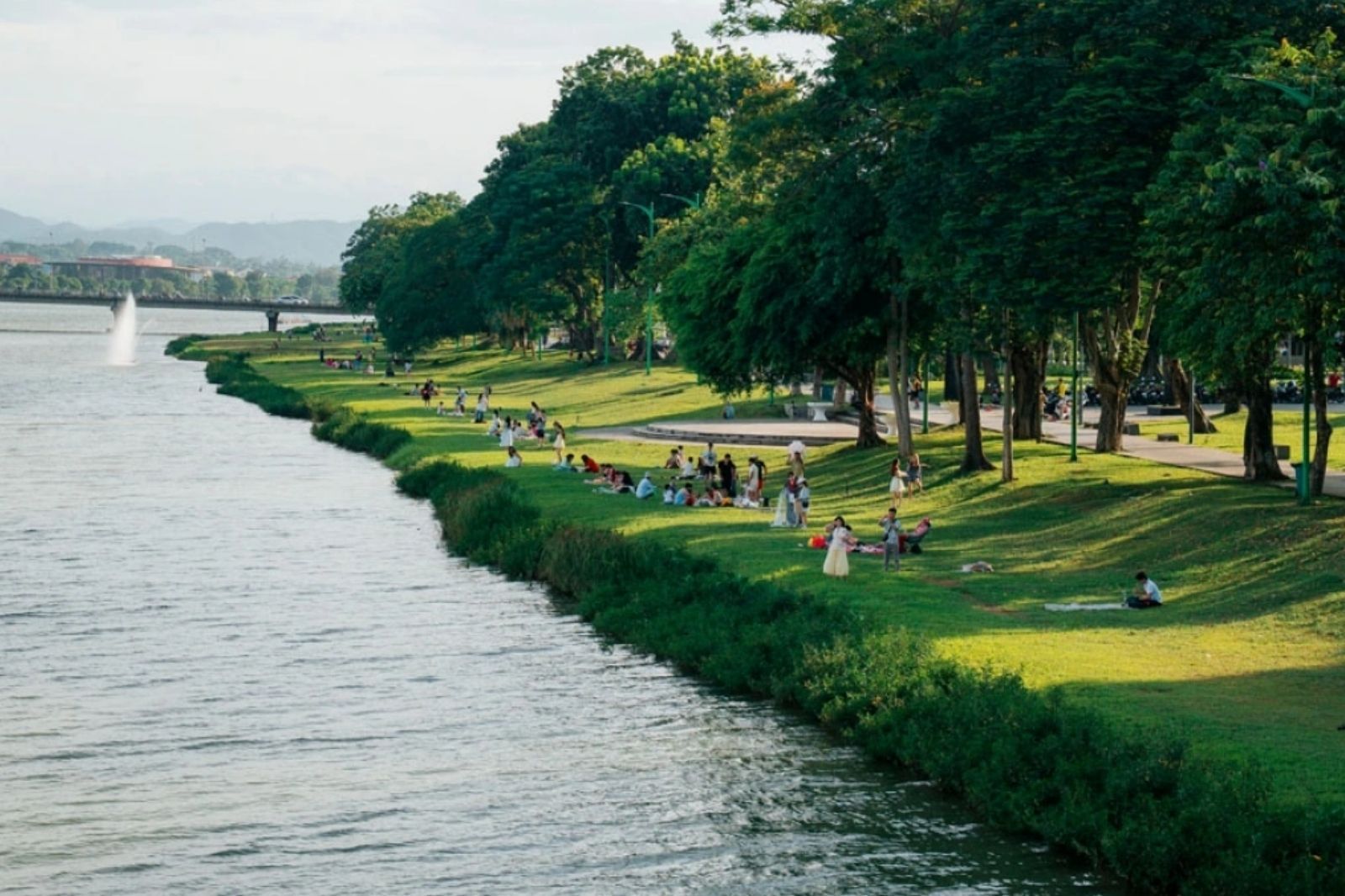 Dọc theo bờ sông Hương  