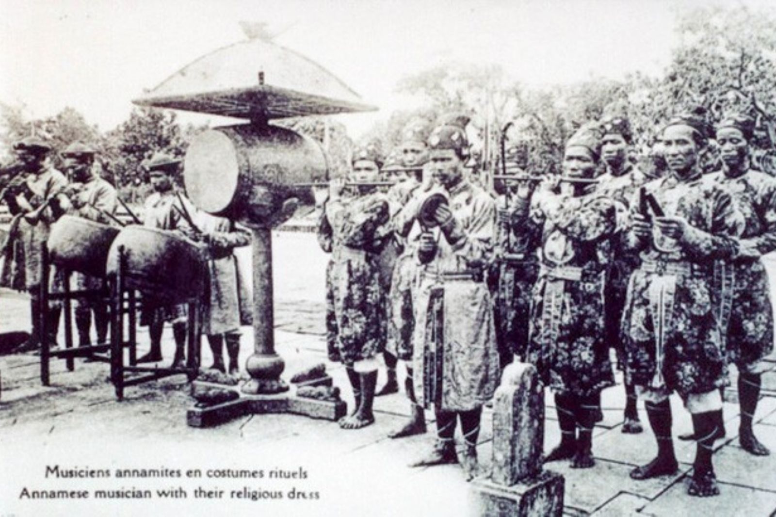 Đội nhạc công biểu diễn Nhã nhạc cung đình Huế ngày xưa  