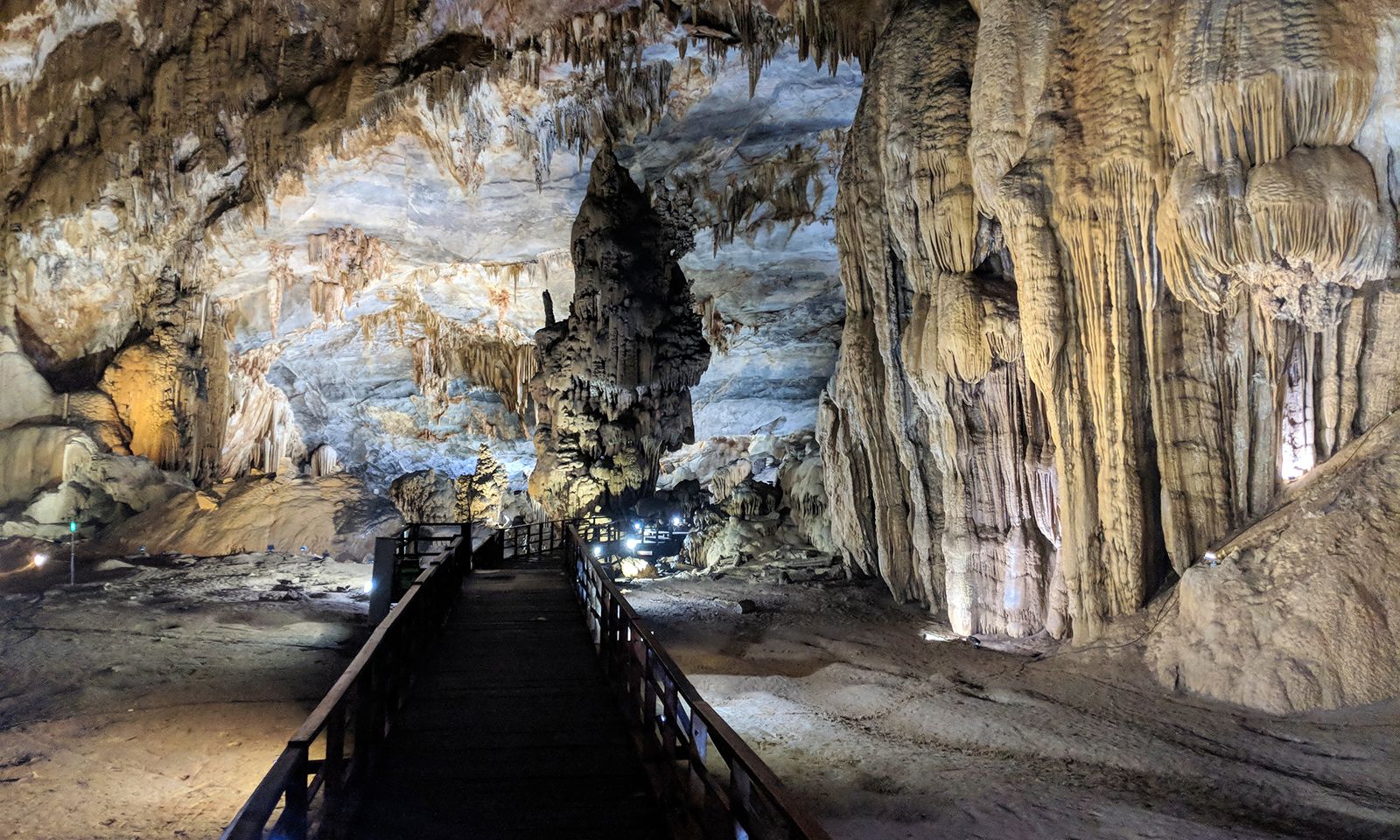 Bên trong lòng Động Phong Nha