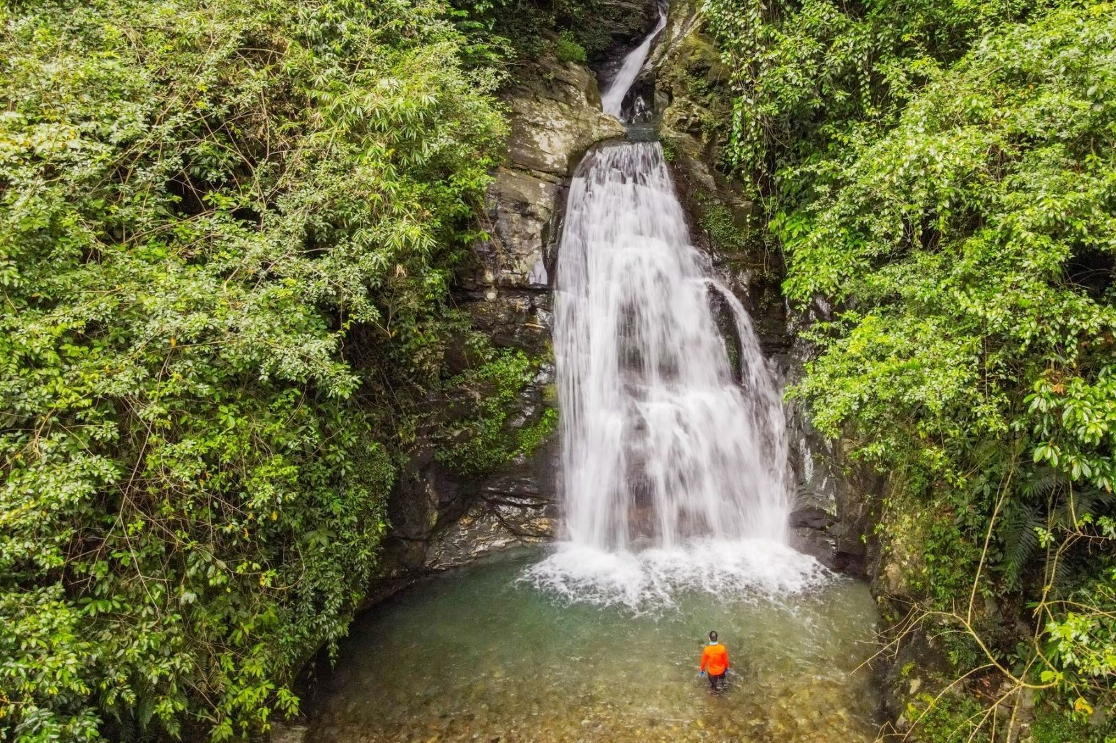 Động Châu - Khe Nước Trong nằm ở khu vực phía Tây 