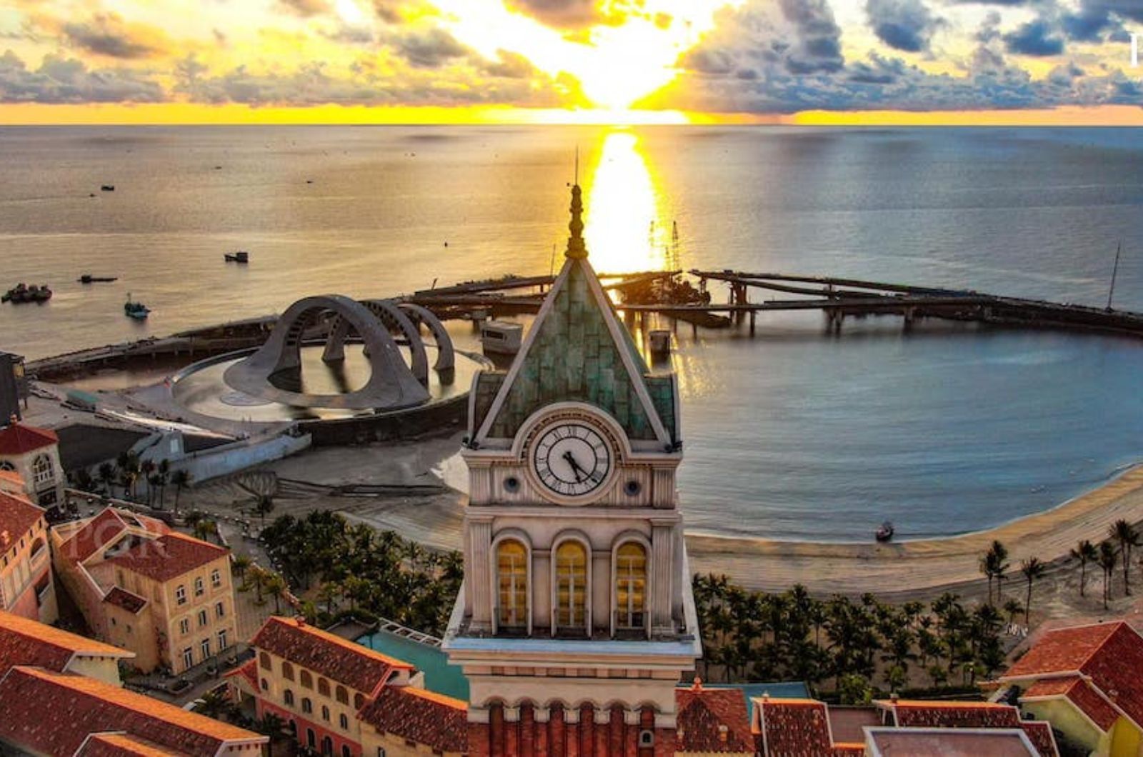 Đồng hồ bốn mặt với đường kính lớn