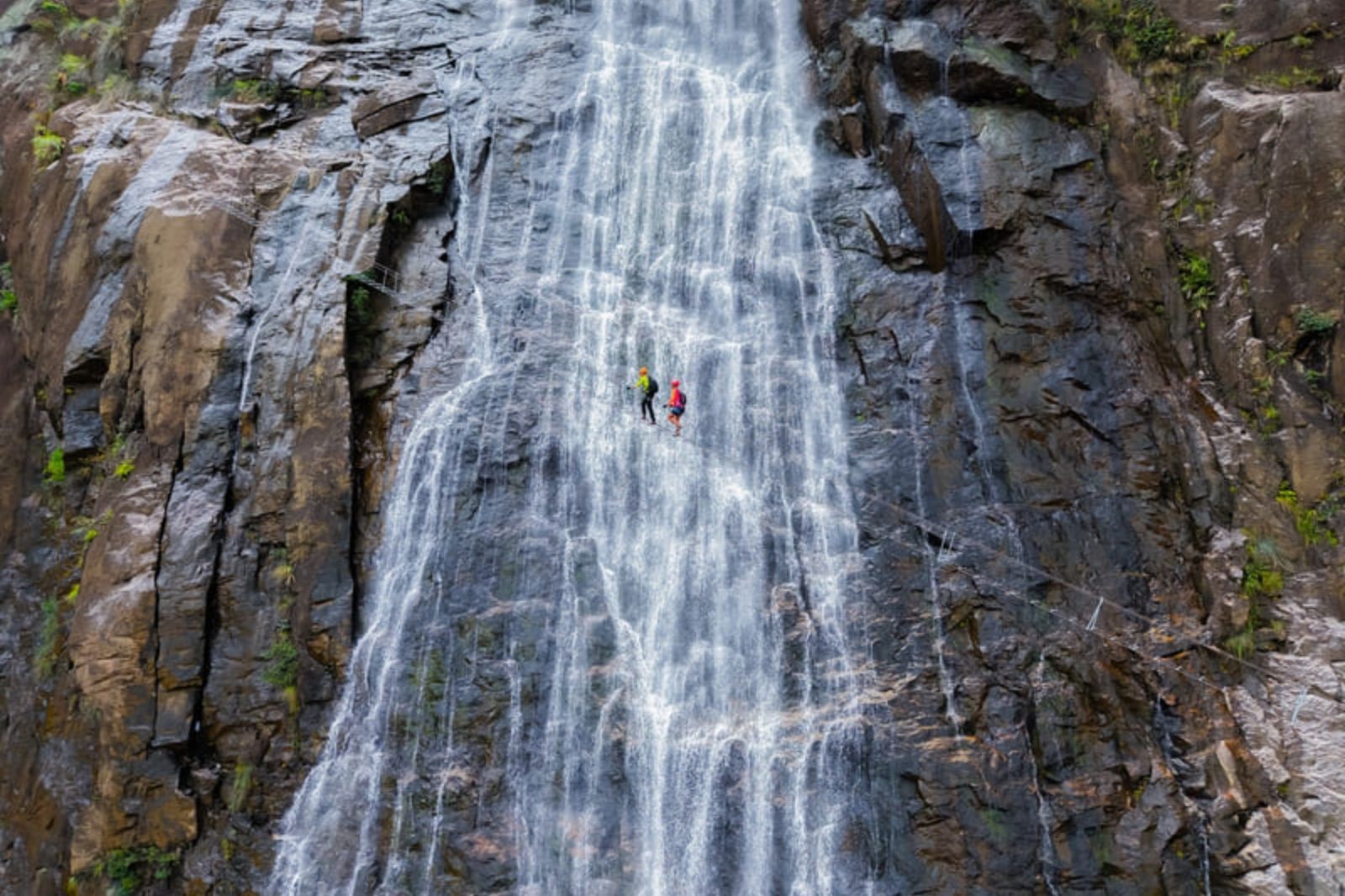 Dòng nước trắng xóa đổ xuống từ đỉnh núi 