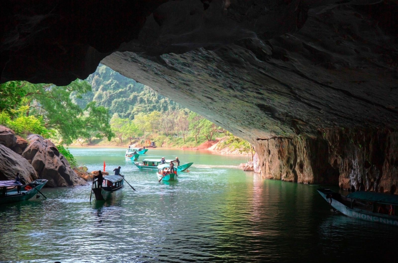 Động Phong Nha cách trung tâm thành phố Đồng Hới khoảng 45km về phía Tây Bắc