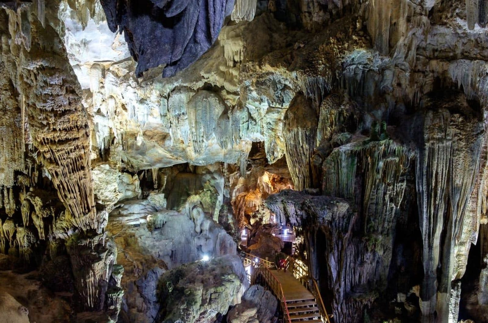 Động Phong Nha nổi tiếng với hệ thống hang động kỳ vĩ và đa dạng sinh học phong phú