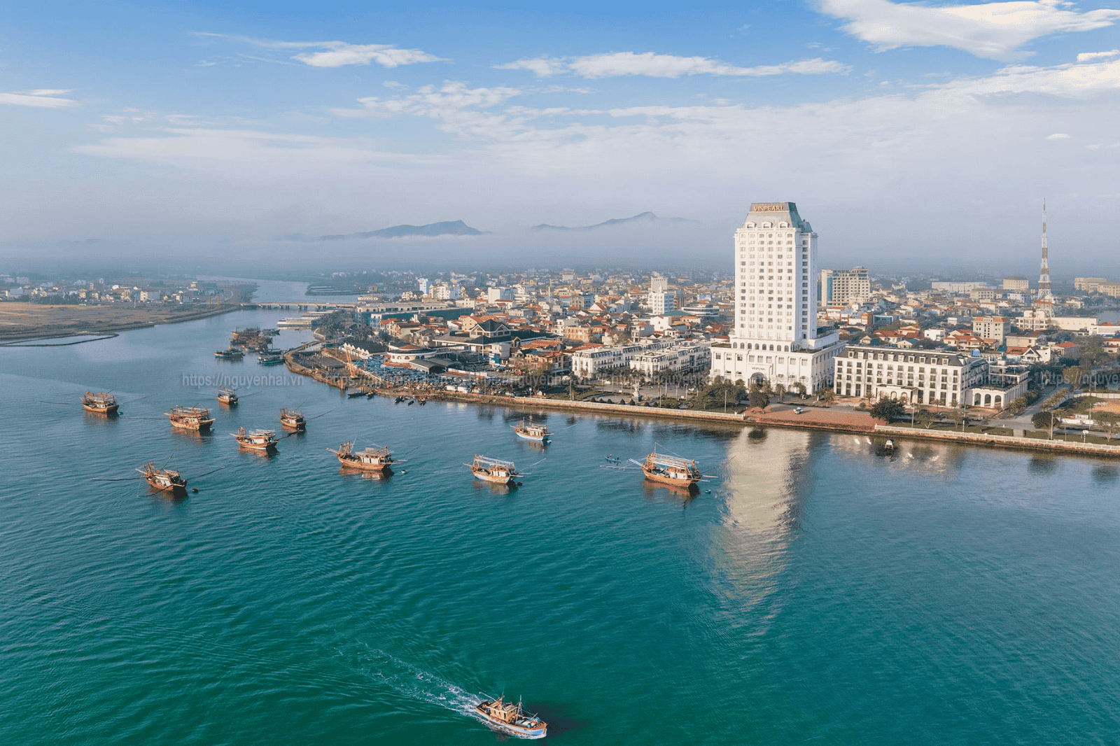 Dòng sông Nhật Lệ dài khoảng 85km