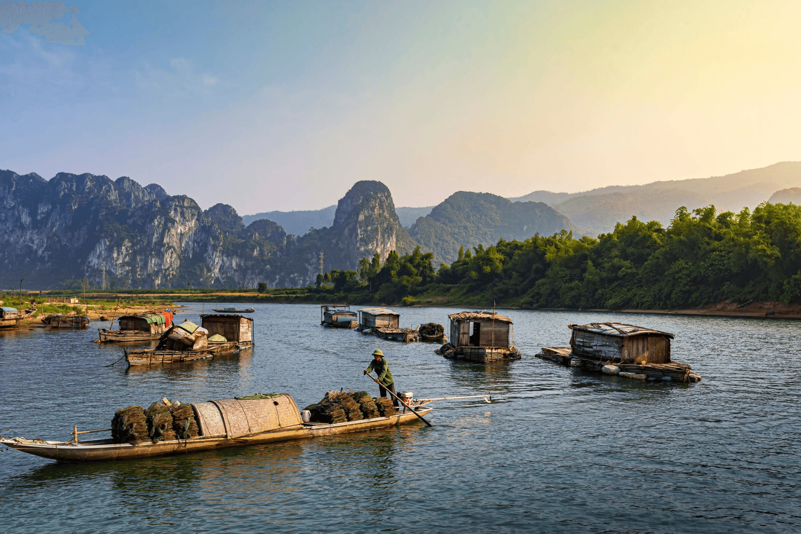 Dòng sông Son xanh ngọc bích và cuộc sống người dân 