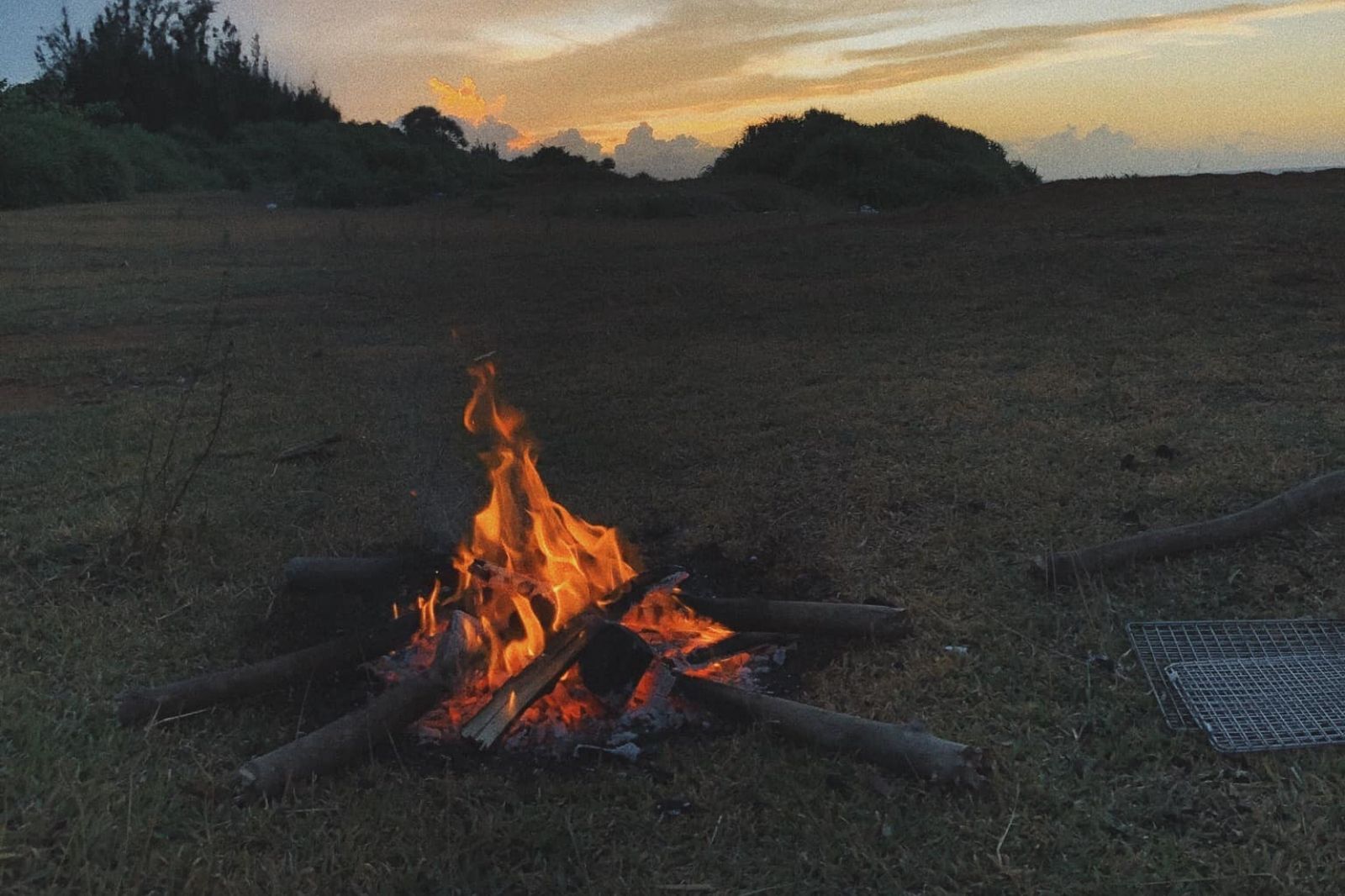 Đốt lửa cắm trại về đêm