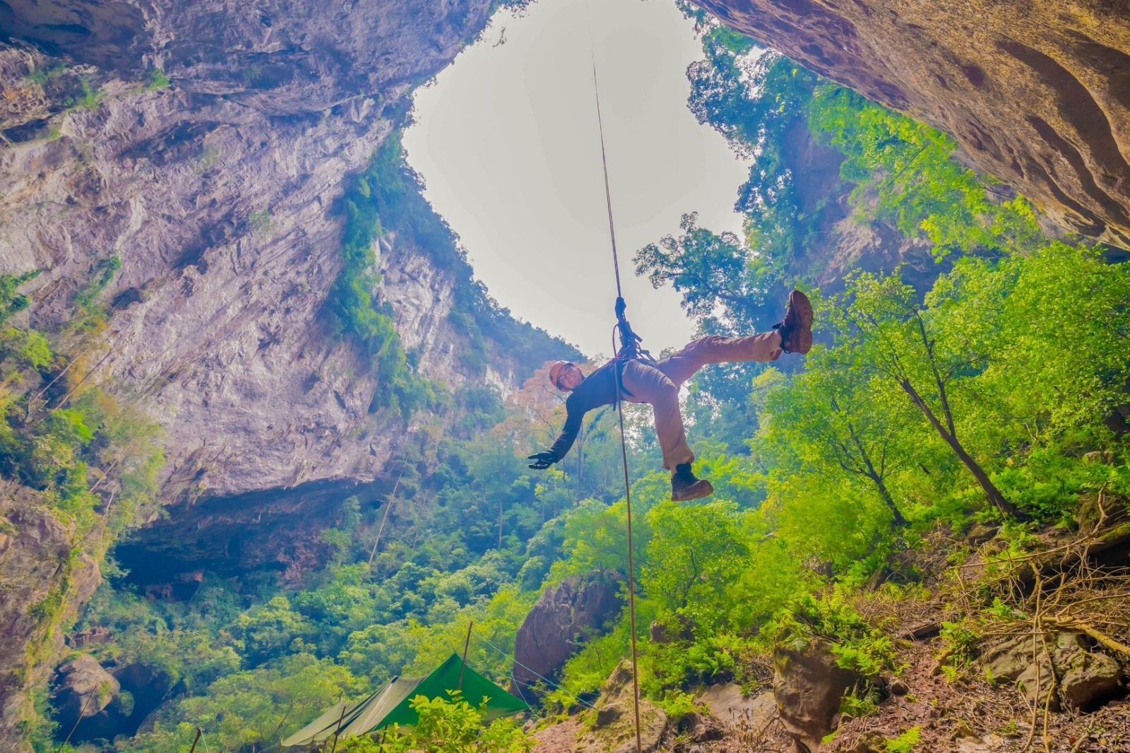Đu dây mạo hiểm với tour Hố Sụt Kong