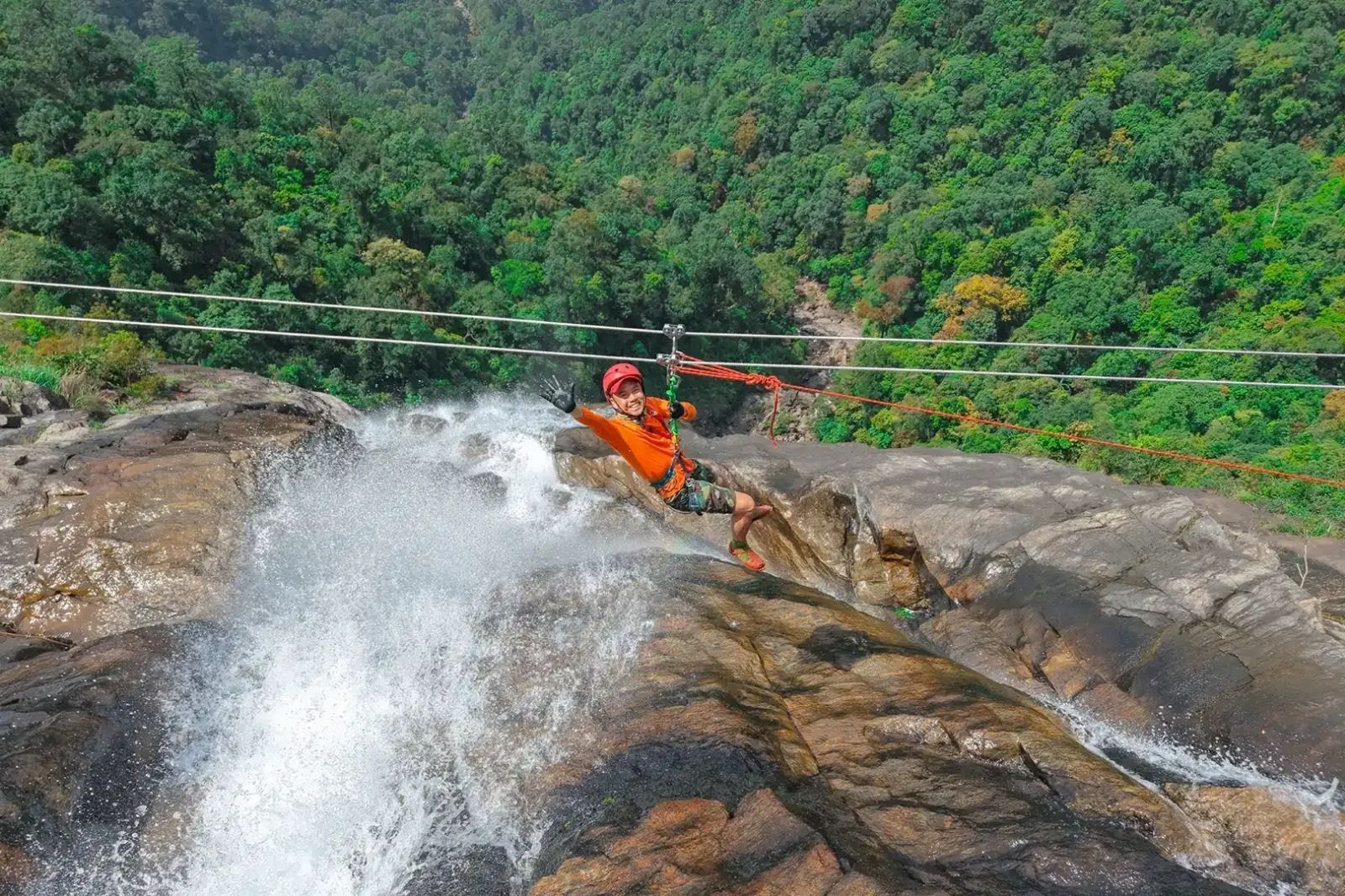 Đu dây vượt thác đỗ Quyên 