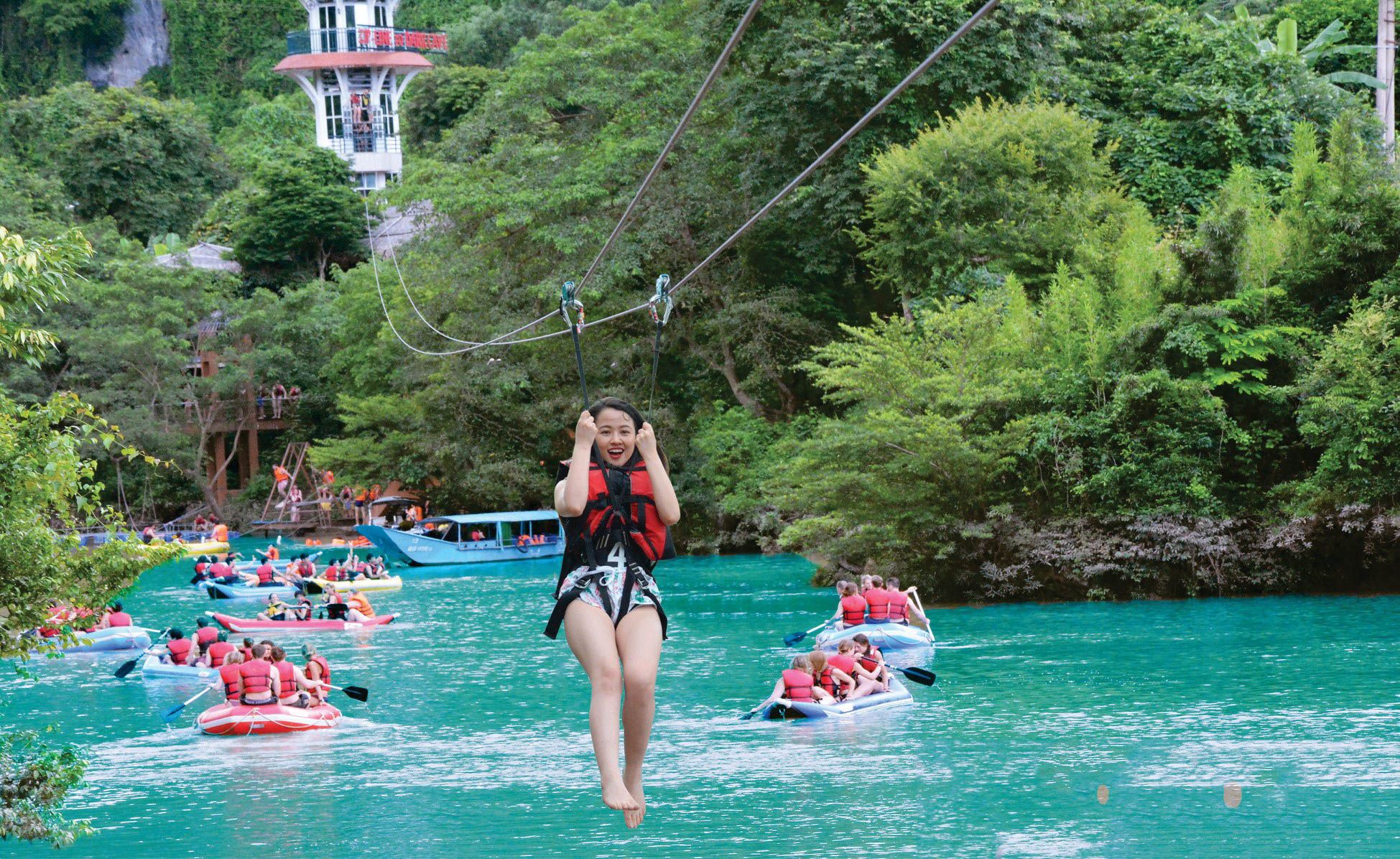 Sông Chày Hang Tối mang đến nhiều trải nghiệm cho khách tham quan du lịch