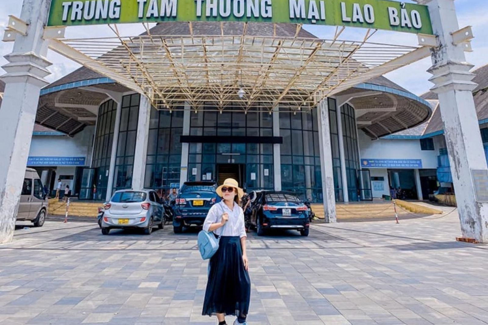 Du khách phải mang giấy tờ cá nhân để làm thủ tục qua cửa khẩu  