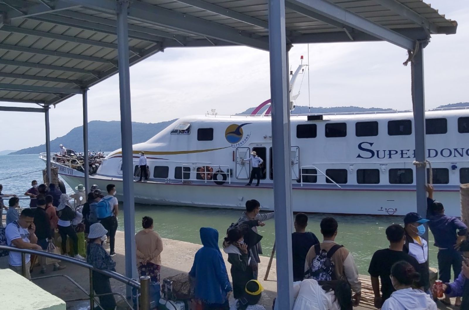 Du khách cần mang theo giấy tờ để lên tàu  