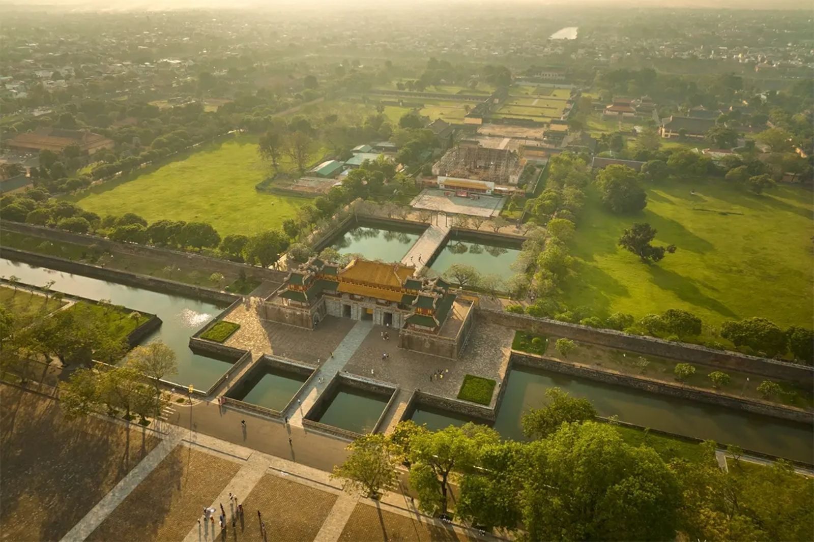 Du khách cần mua vé để tham quan Đại Nội