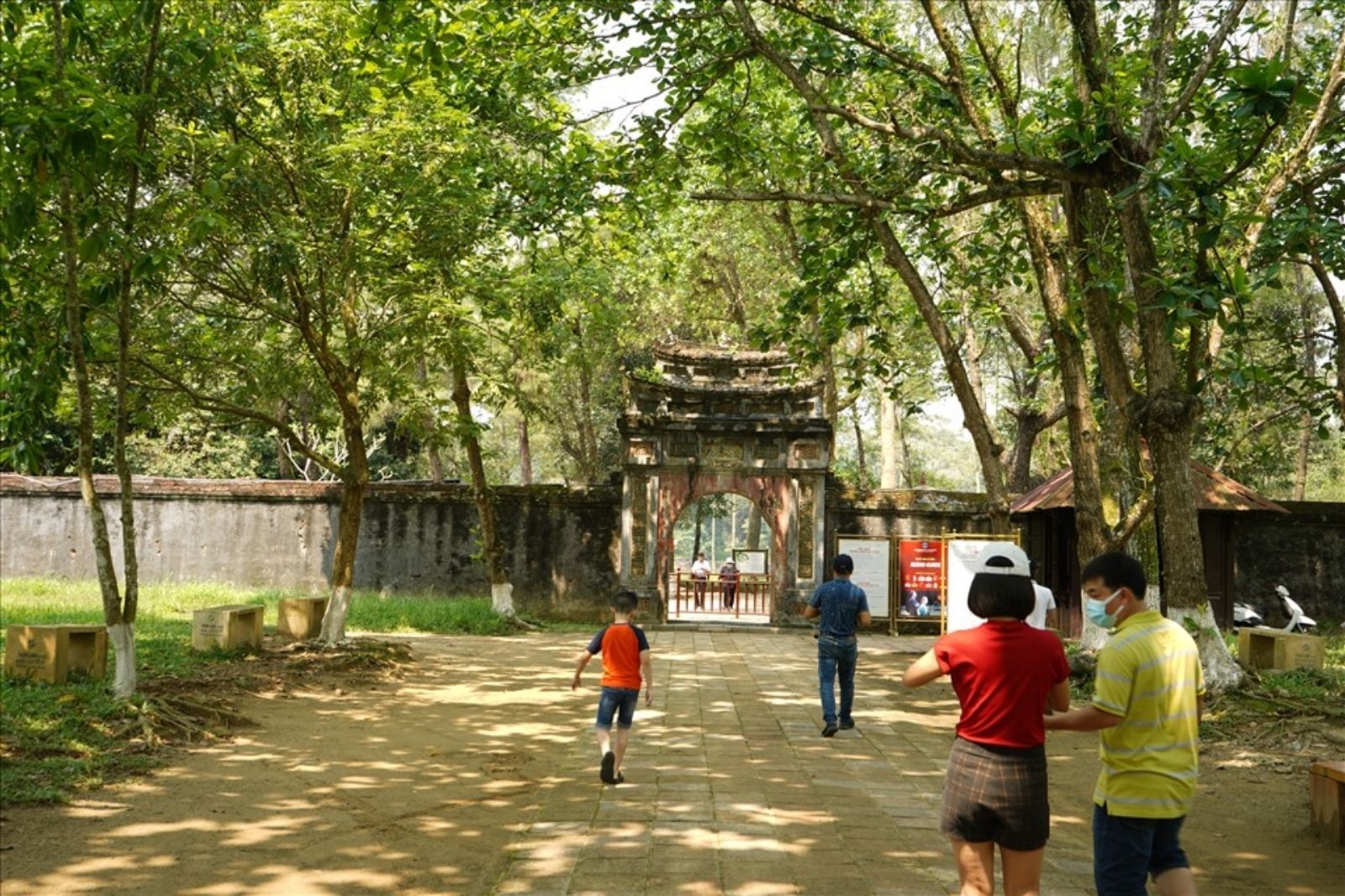 Du khách cần mua vé để tham quan Lăng Minh Mạng 