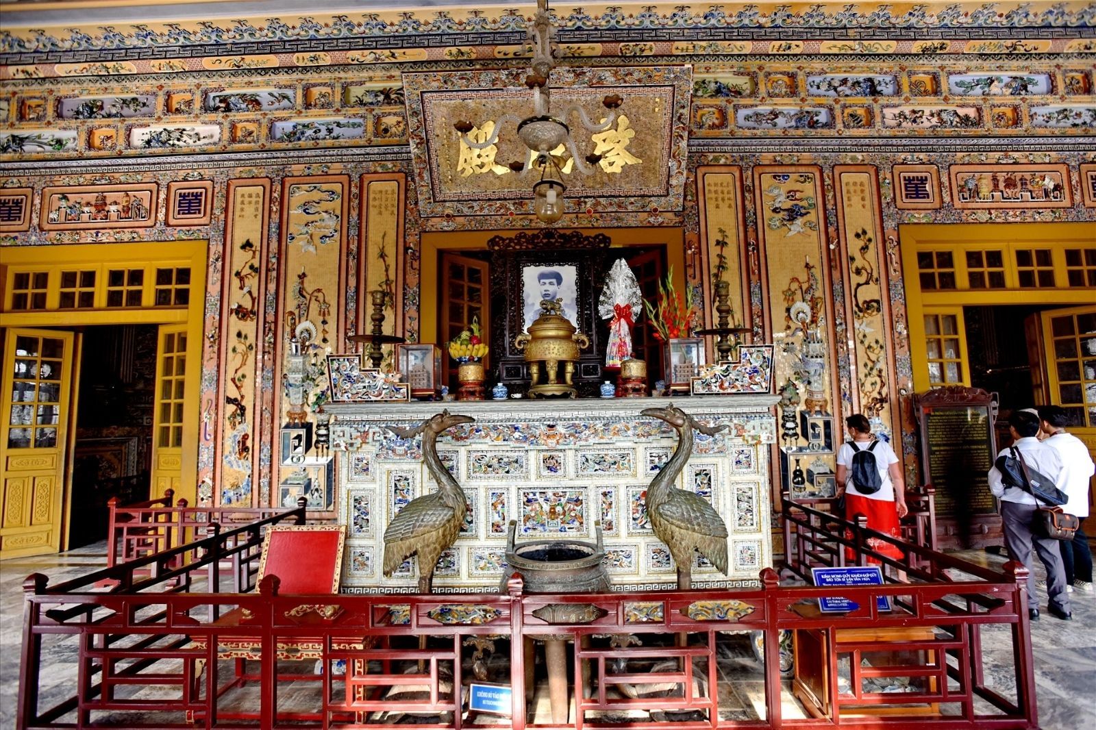 Du khách cần mua vé khi tham quan Lăng Khải Định 