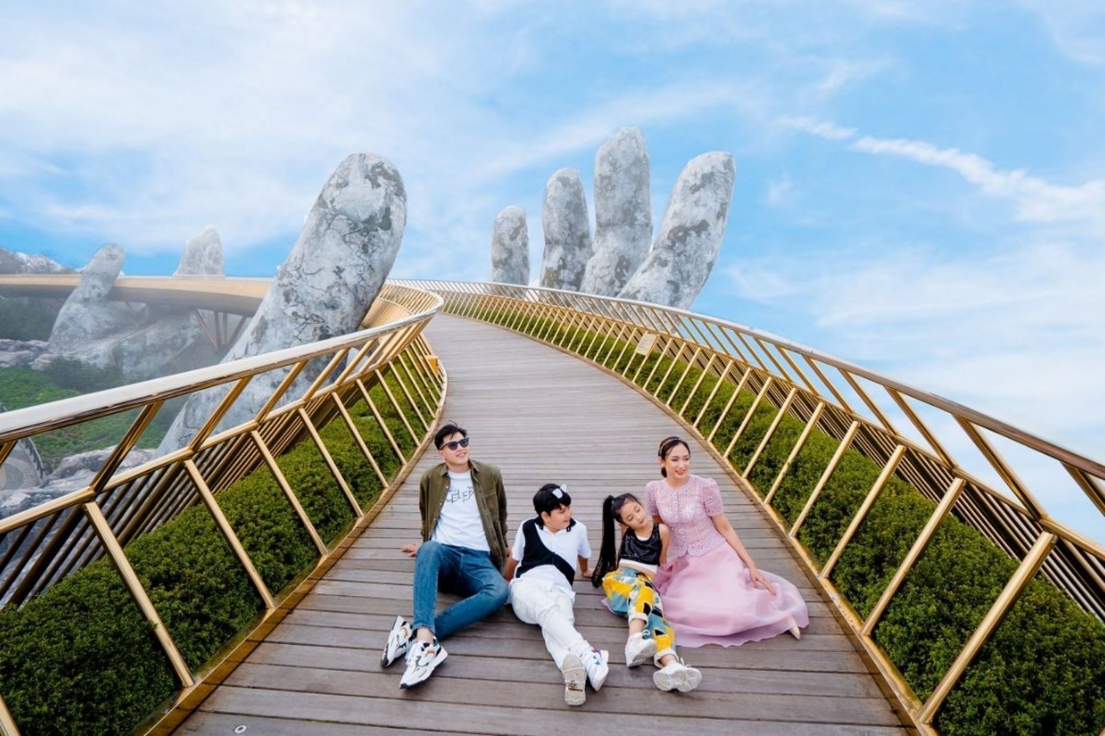 Du khách cần mua vé khu du lịch Bà Nà Hills để tham quan cầu Vàng