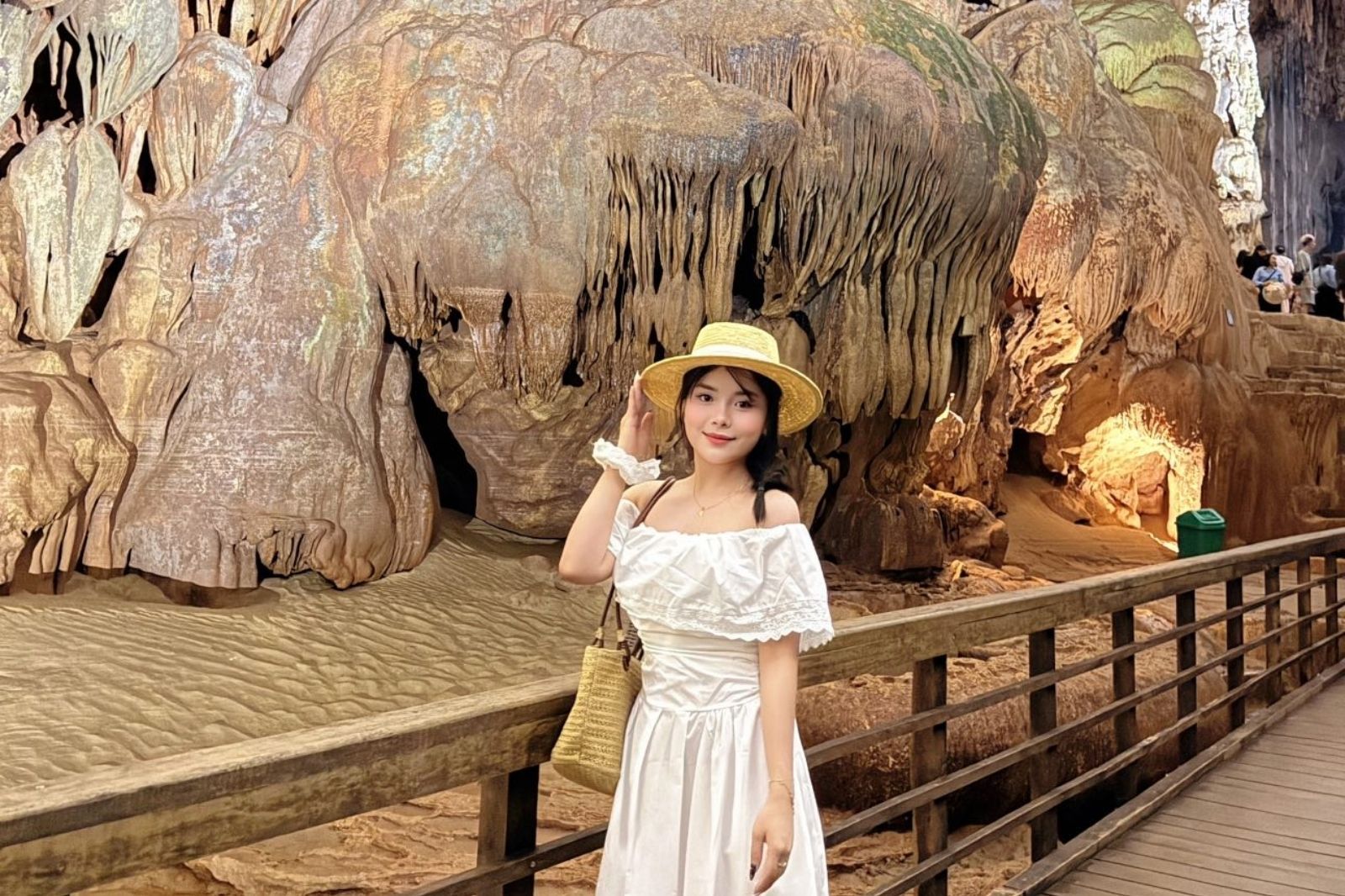 Du khách check-in bên trong động Phong Nha 