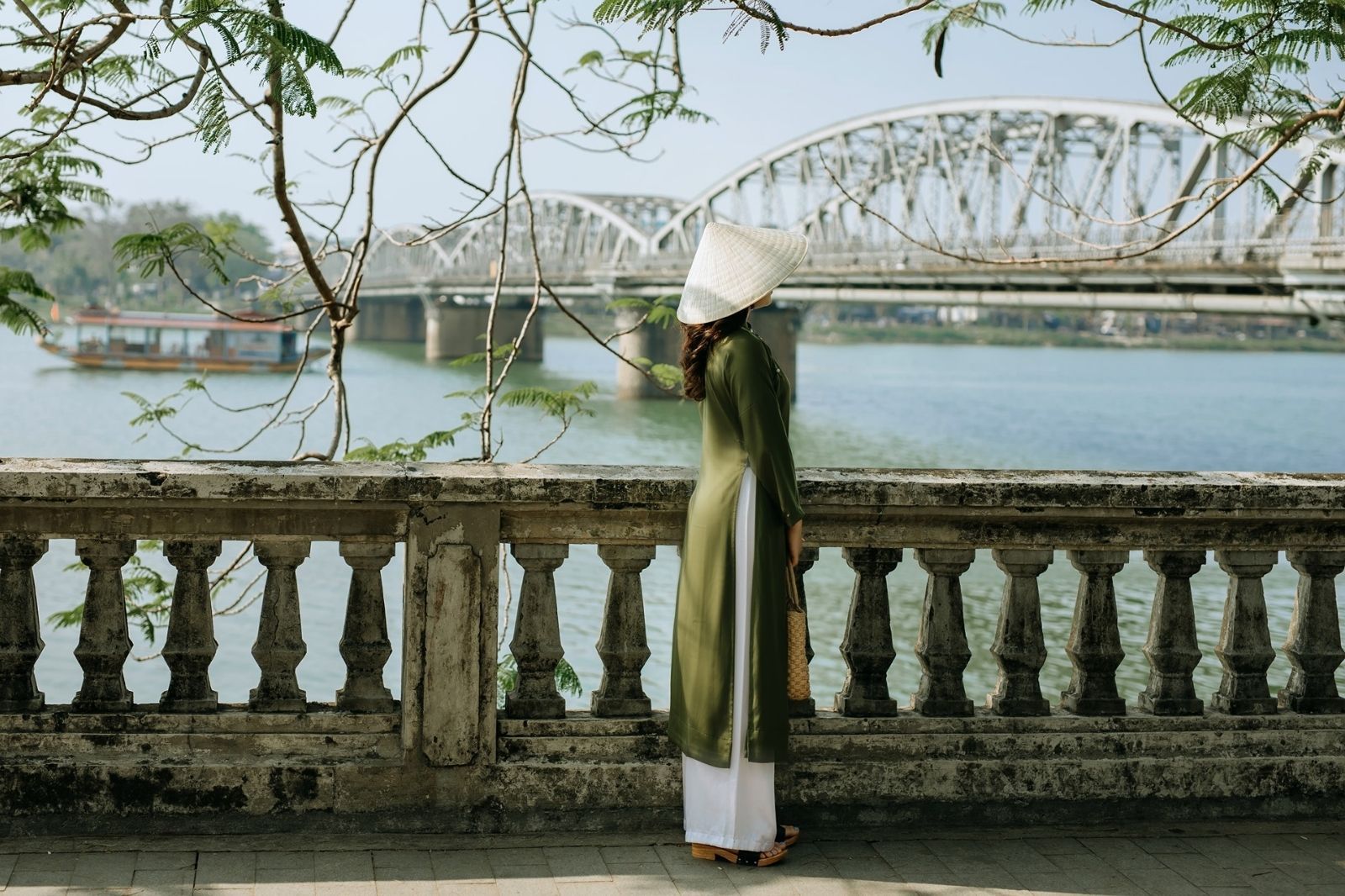 Du khách check-in cầu Tràng Tiền 