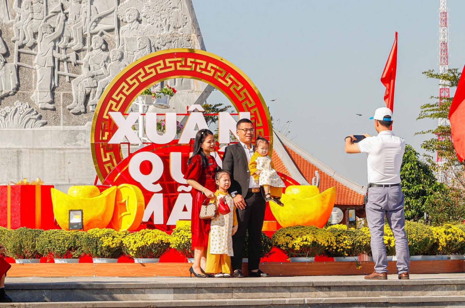 Du khách check-in đầu năm ở quảng trường  