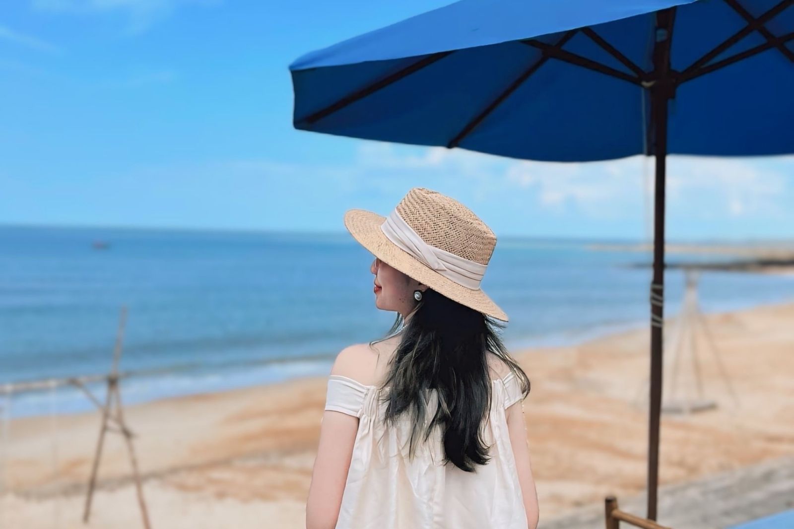 Du khách check-in ở biển Cửa Tùng 