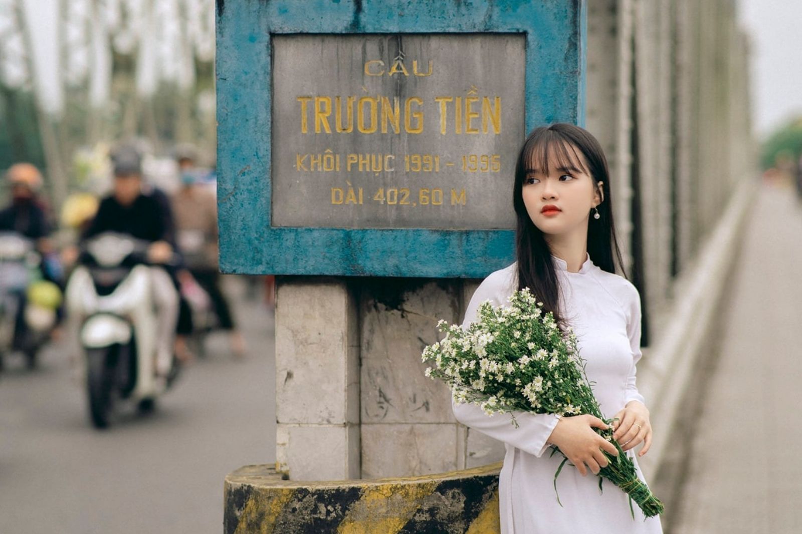 Du khách check-in ở cầu Trường Tiền 