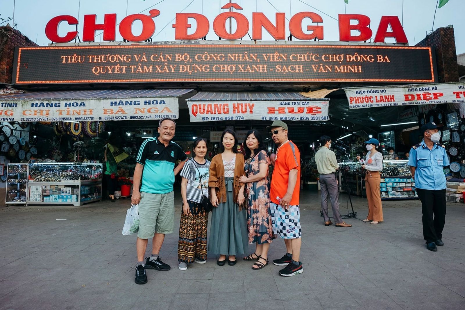 Du khách check-in trước cổng chợ Đông Ba  