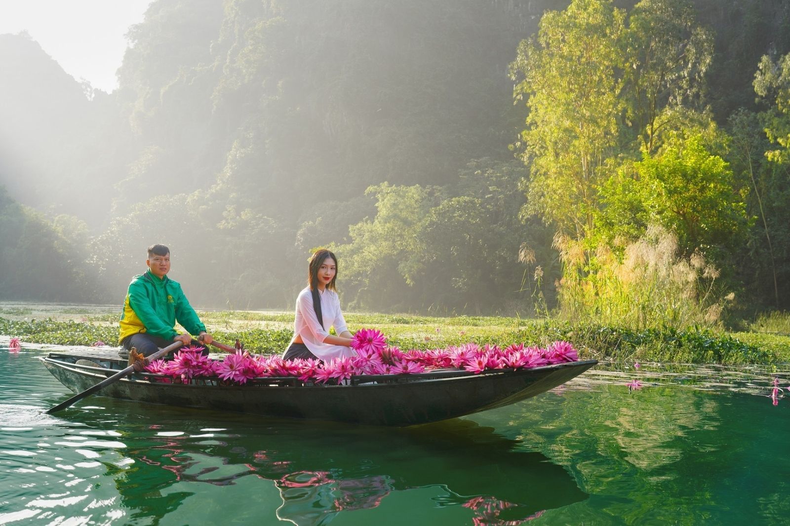 Du khách check-in với mùa hoa súng