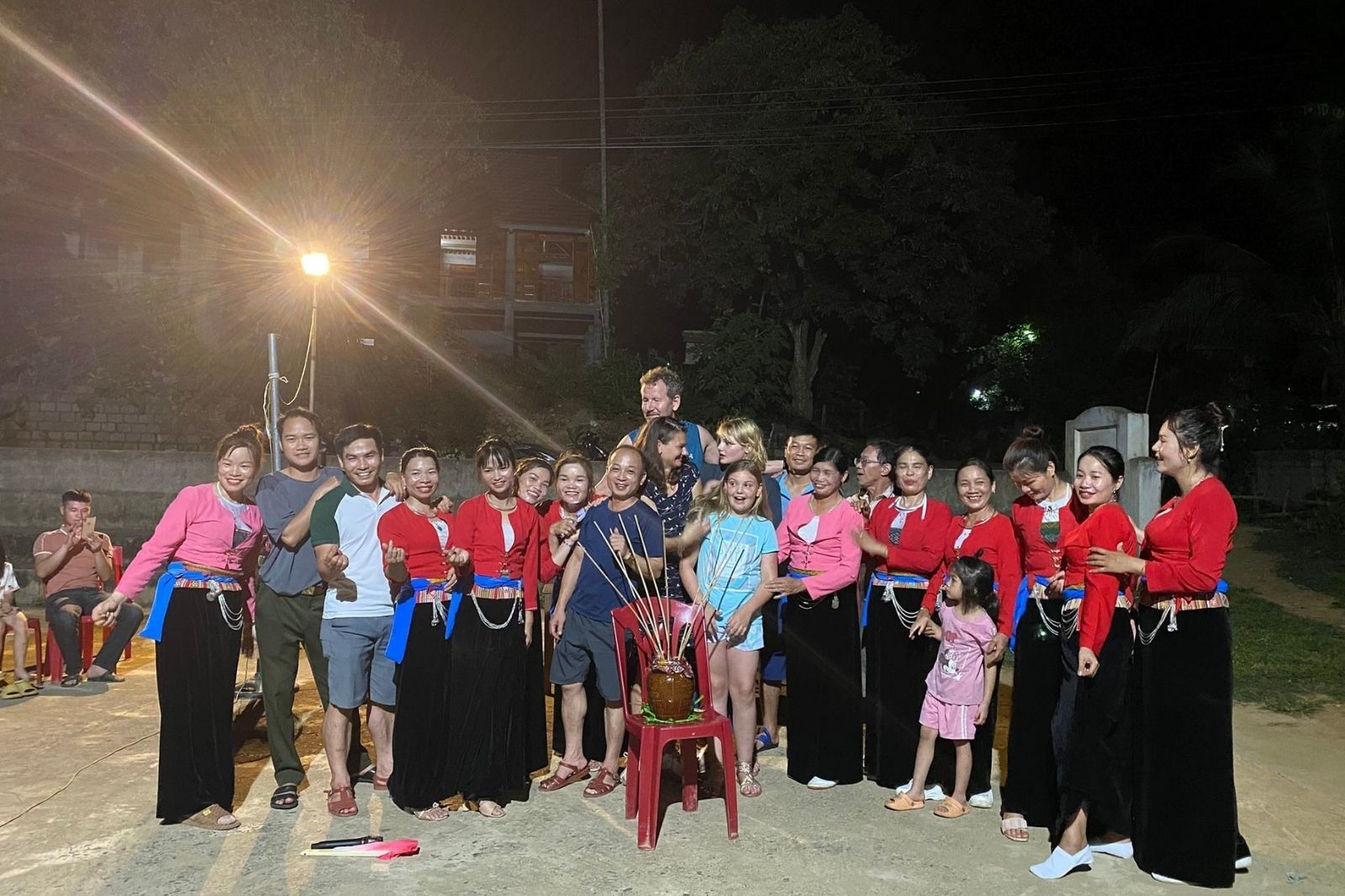 Du khách chụp ảnh cùng với người Mường