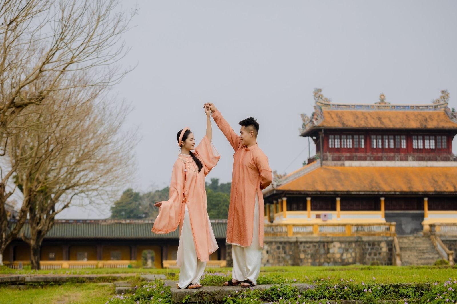 Du khách chụp ảnh ở Đại nội Huế