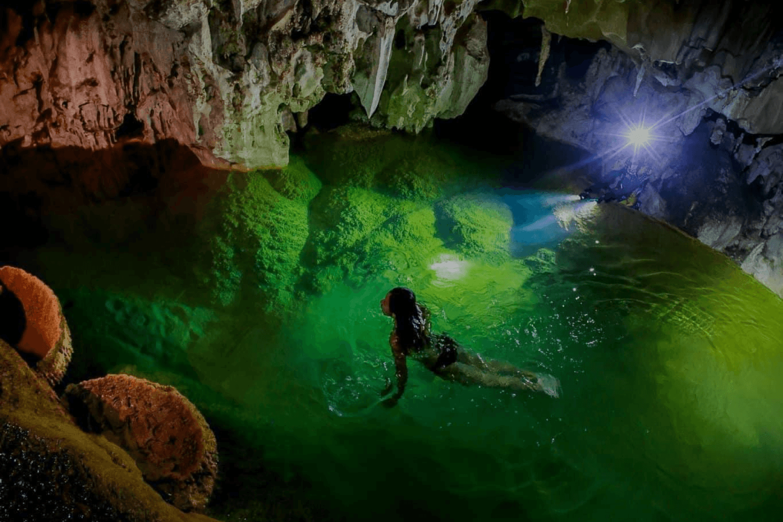 Du khách có thể bơi trong dòng sông ngầm ở hang