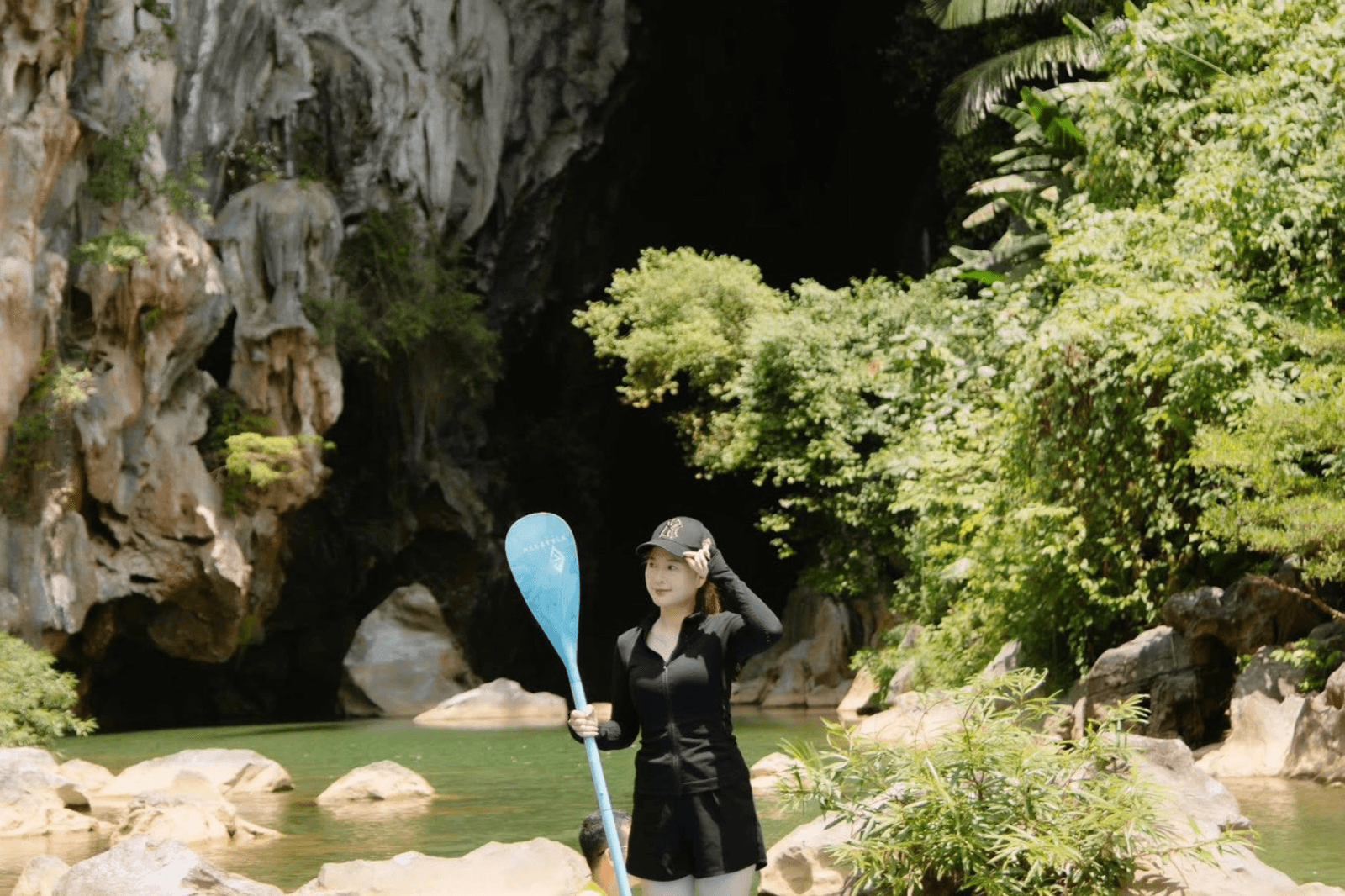 Du khách có thể chèo sup trước cửa hang