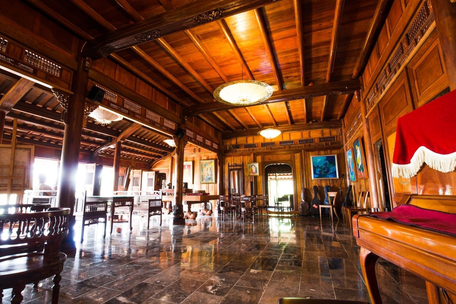 Du khách có thể đến tham quan và trải nghiệm ca Huế tại nhà vườn Bến Xuân